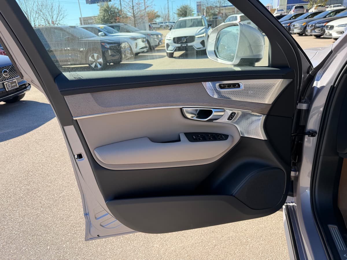 2026 Volvo XC90 plug-in hybrid - Image 18