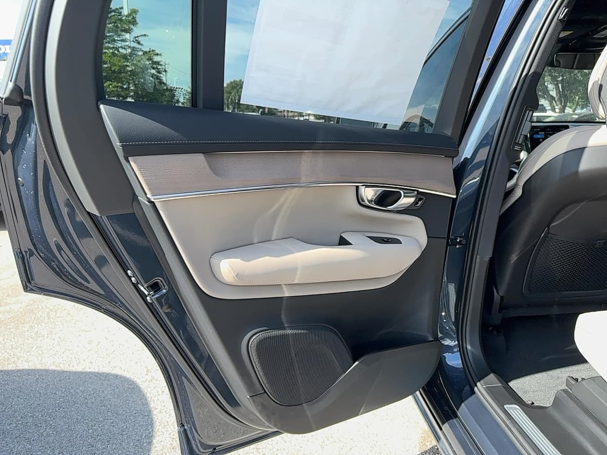 2026 Volvo XC90 - Image 13