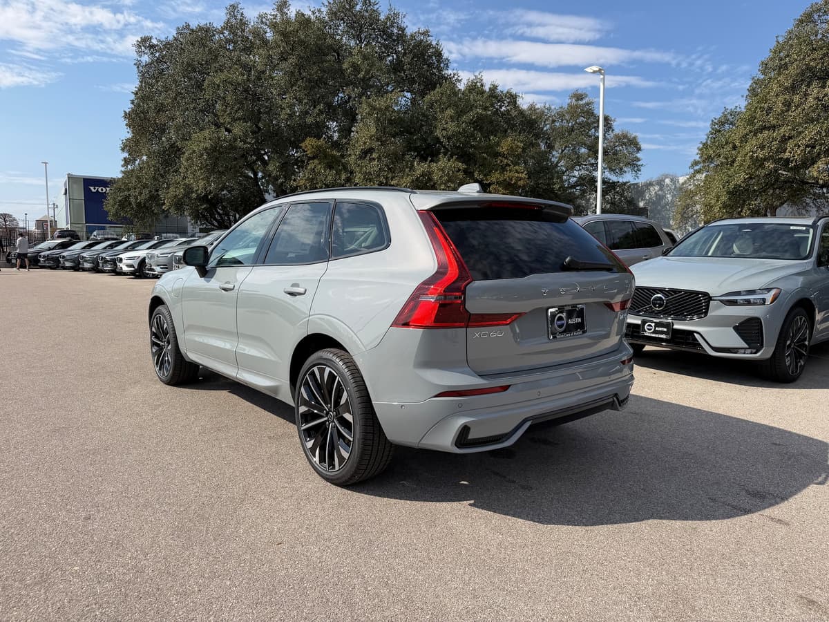 2026 Volvo XC60 plug-in hybrid - Image 4
