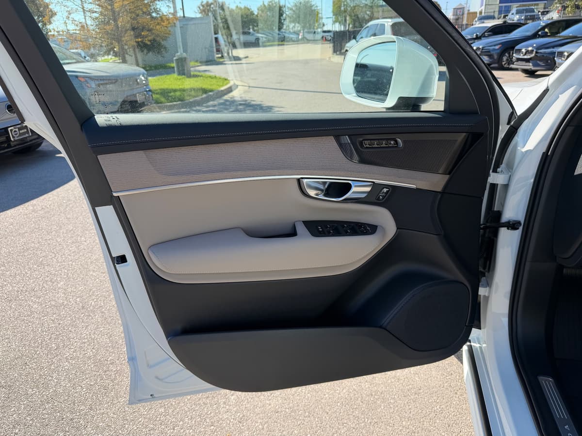 2026 Volvo XC90 plug-in hybrid - Image 17