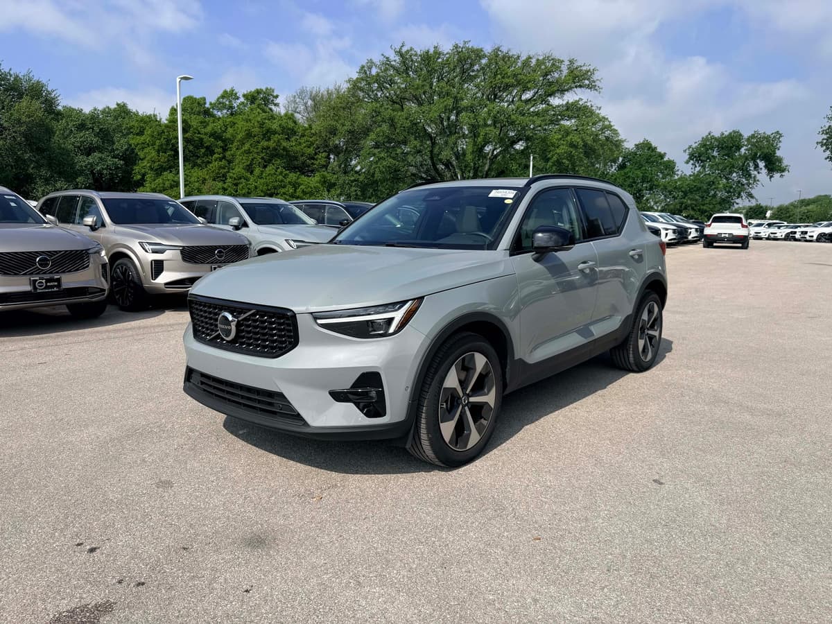2026 Volvo XC40 - Image 2