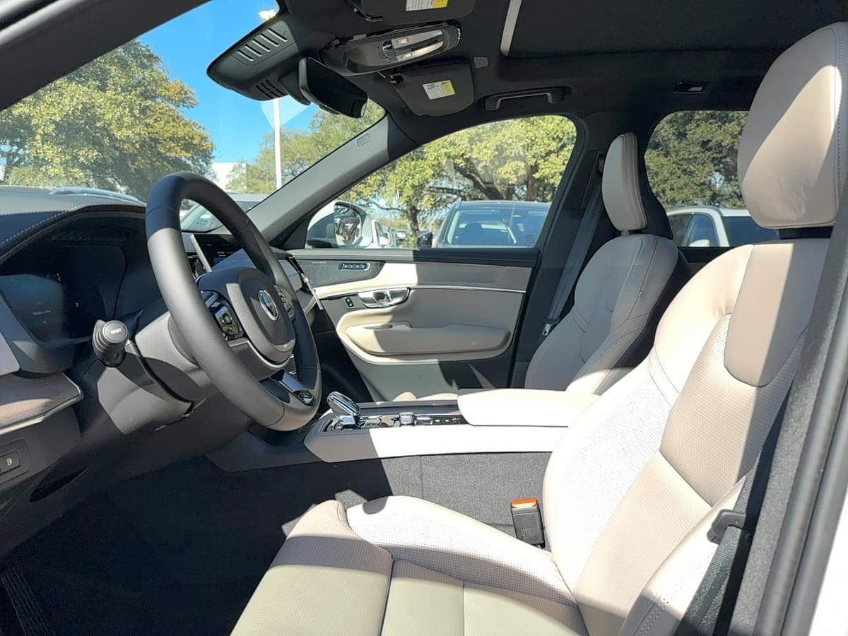 2026 Volvo XC90 plug-in hybrid - Image 12