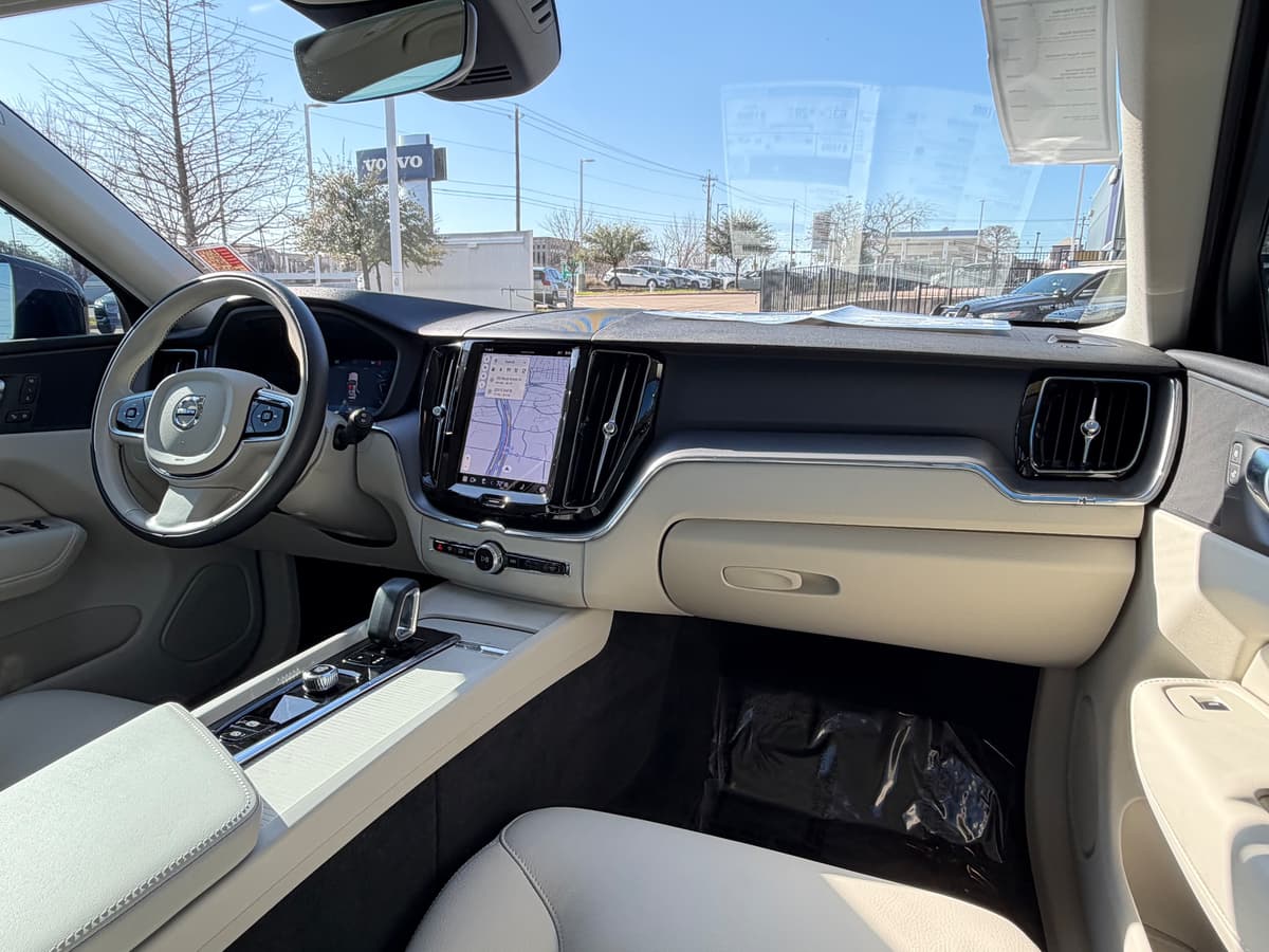 2025 Volvo XC60 plug-in hybrid - Image 10