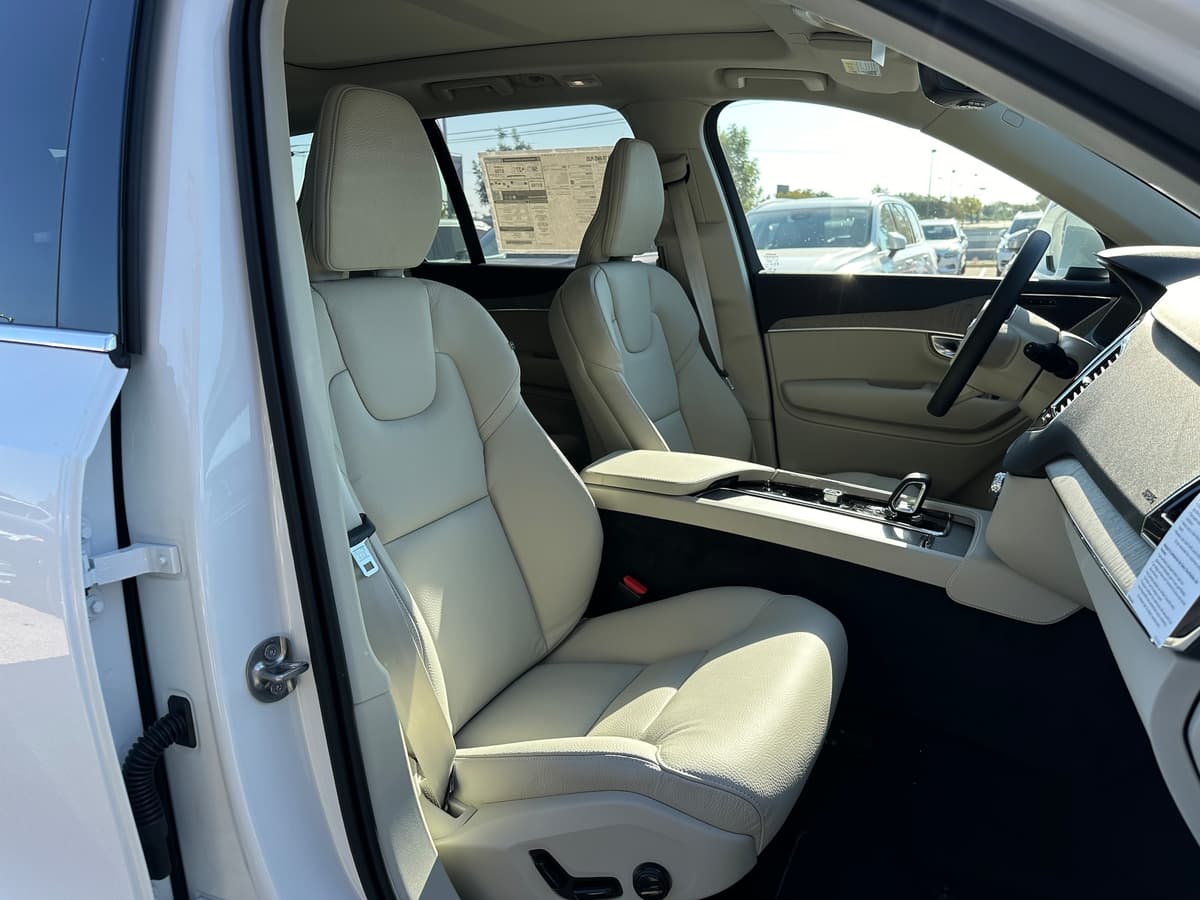 2025 Volvo XC90 plug-in hybrid - Image 8
