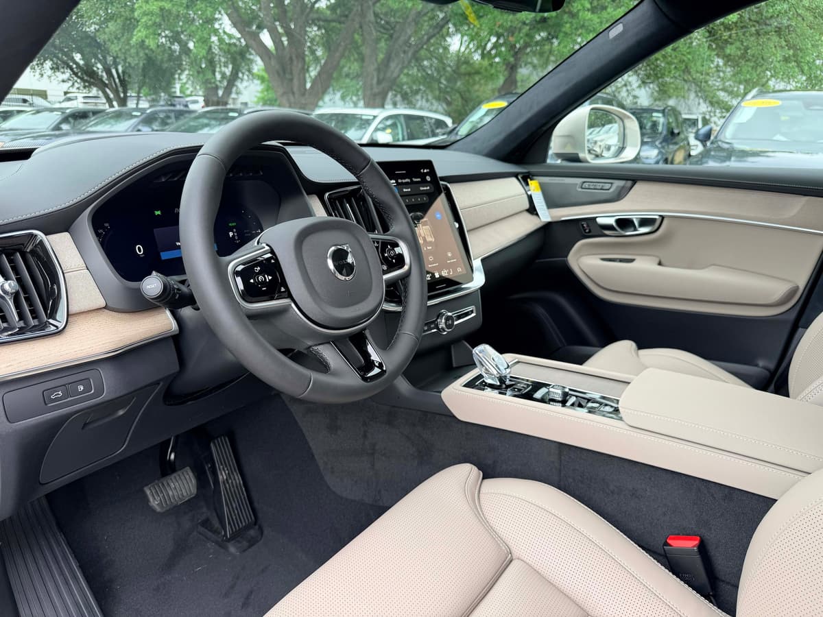2026 Volvo XC90 plug-in hybrid - Image 10