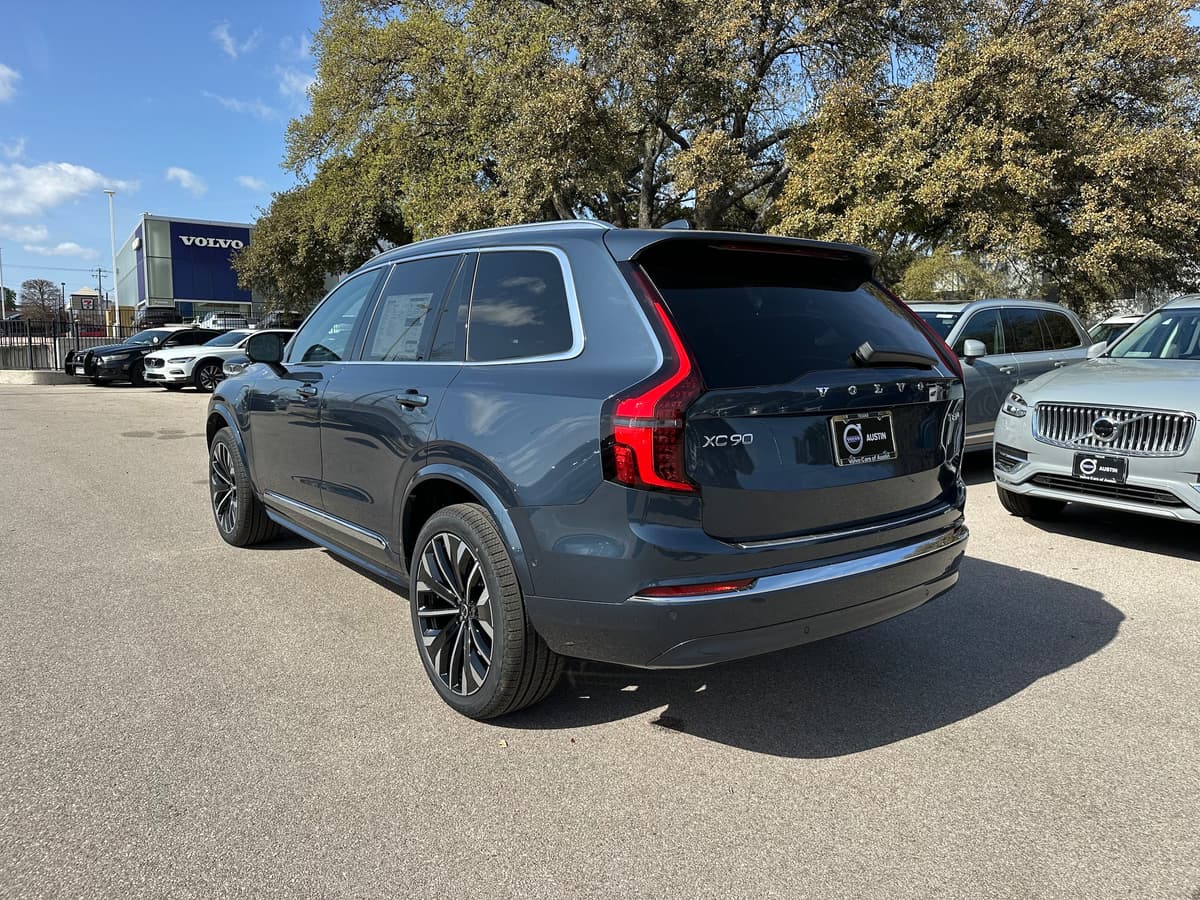 2025 Volvo XC90 plug-in hybrid - Image 4