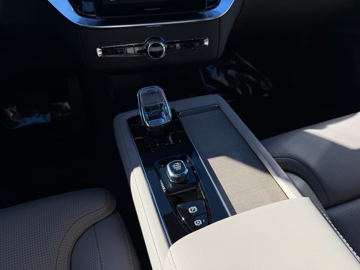 2026 Volvo XC90 plug-in hybrid - Image 14