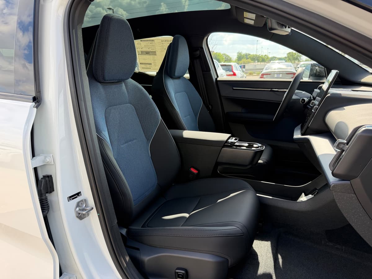 2026 Volvo EX30 - Image 8
