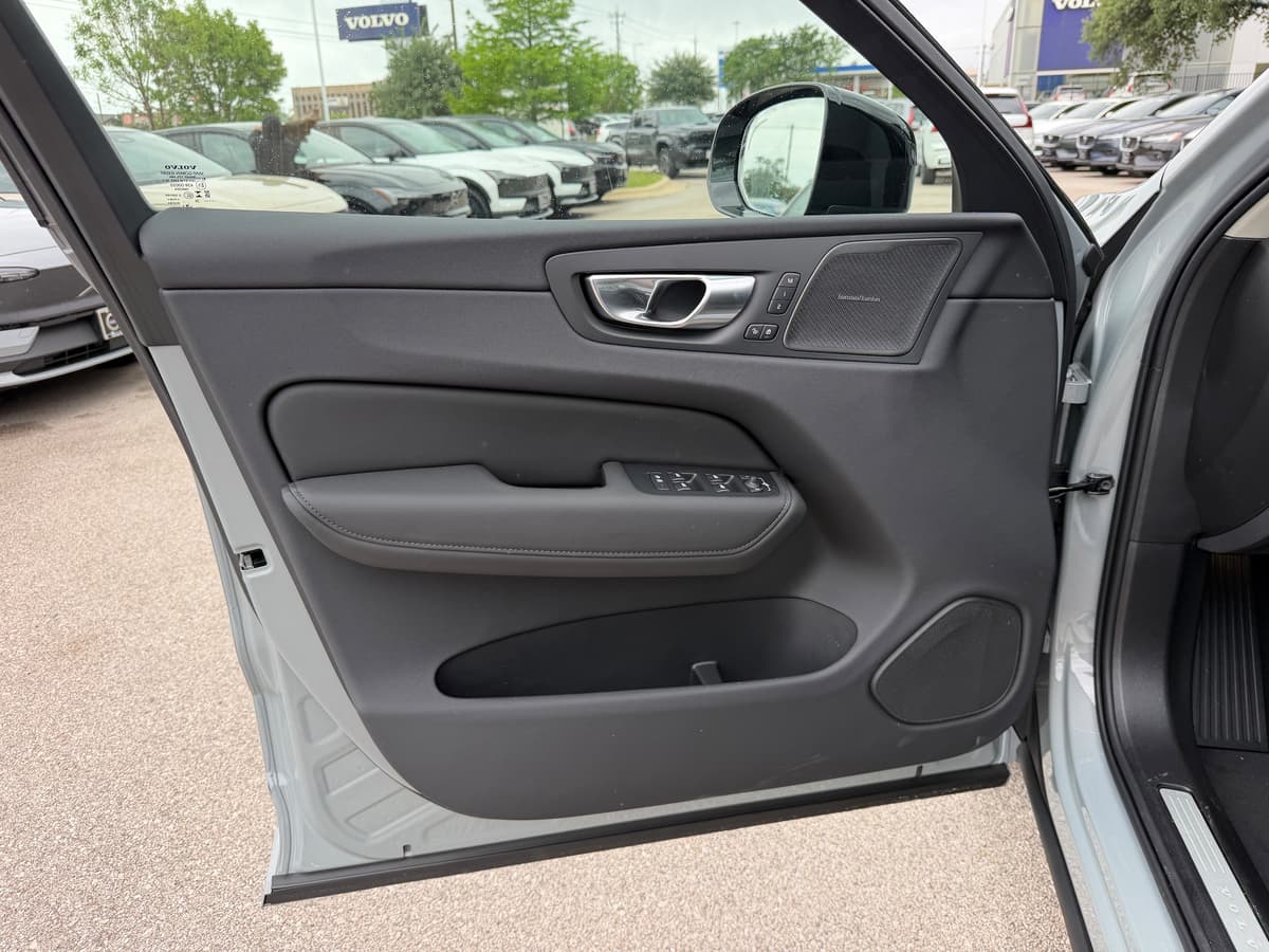 2026 Volvo XC60 - Image 17