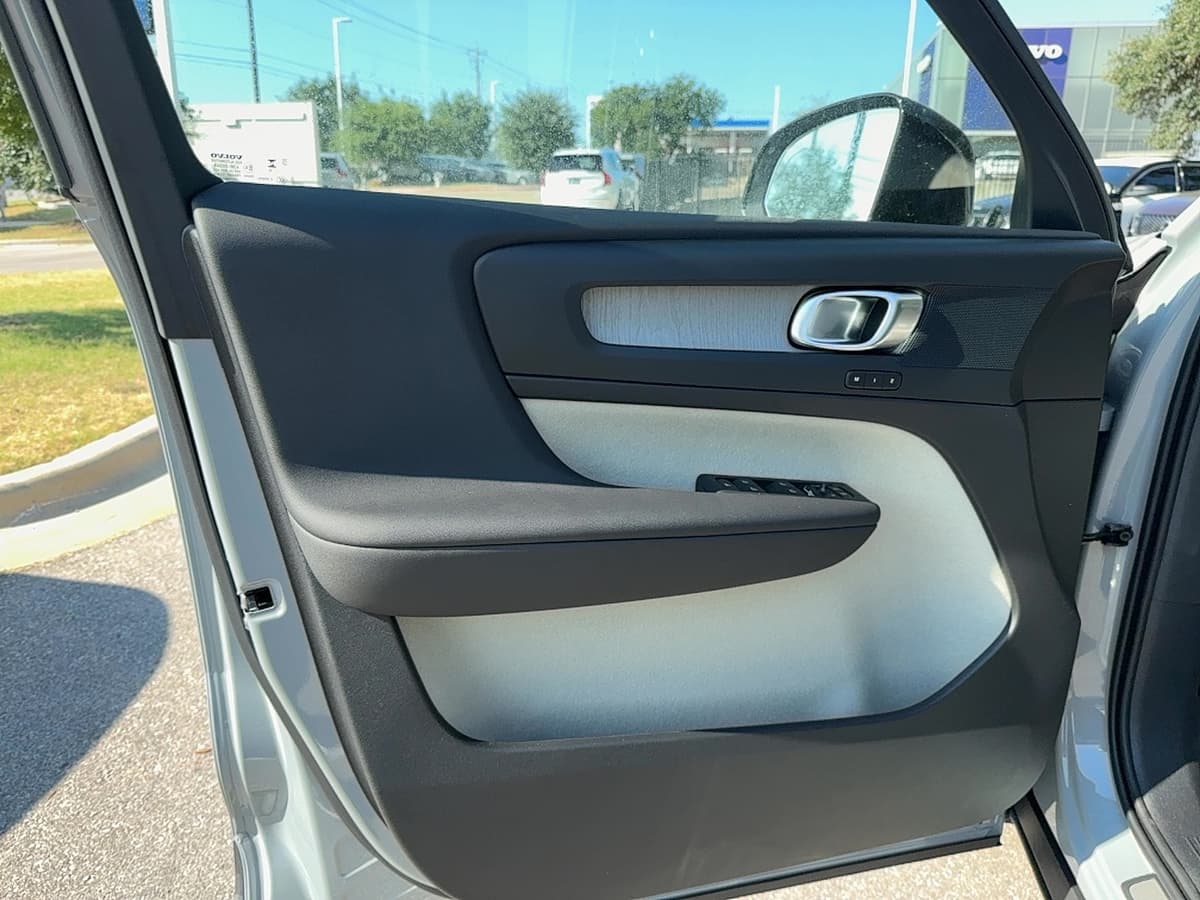 2026 Volvo XC40 - Image 10