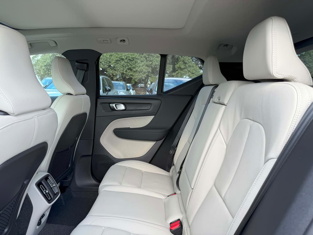 2026 Volvo XC40 - Image 16