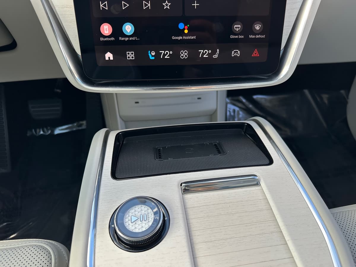 2025 Volvo EX90 - Image 16