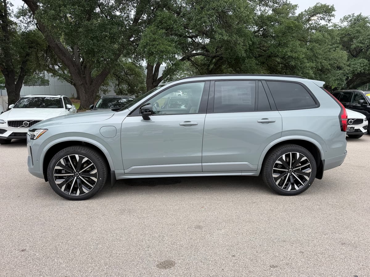 2026 Volvo XC90 plug-in hybrid - Image 2