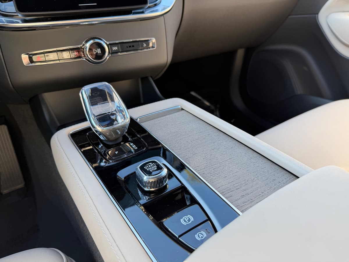 2026 Volvo XC90 plug-in hybrid - Image 13