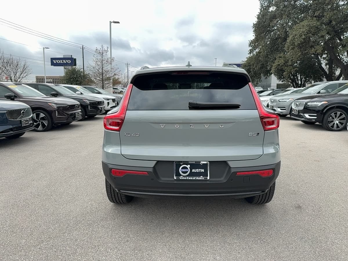 2026 Volvo XC40 - Image 4
