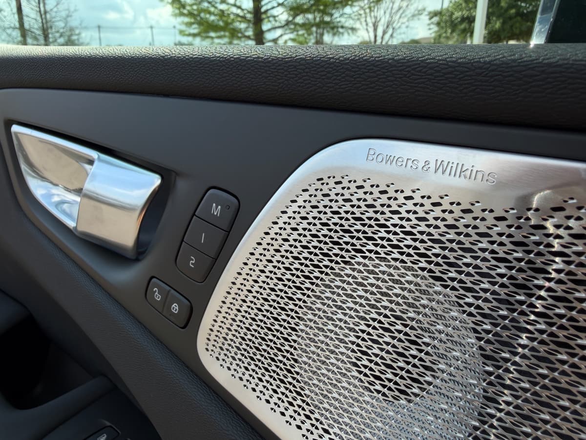 2026 Volvo XC60 plug-in hybrid - Image 19