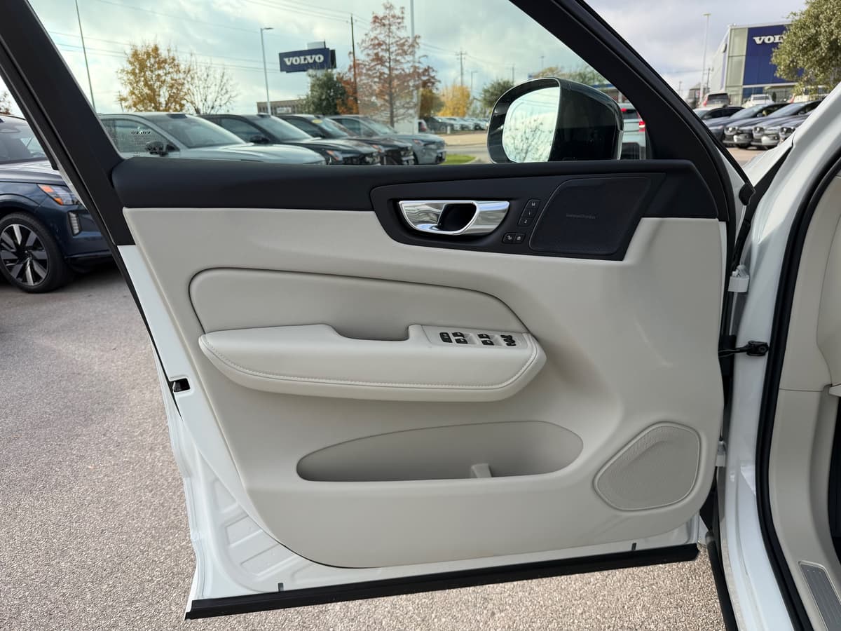 2026 Volvo XC60 - Image 16