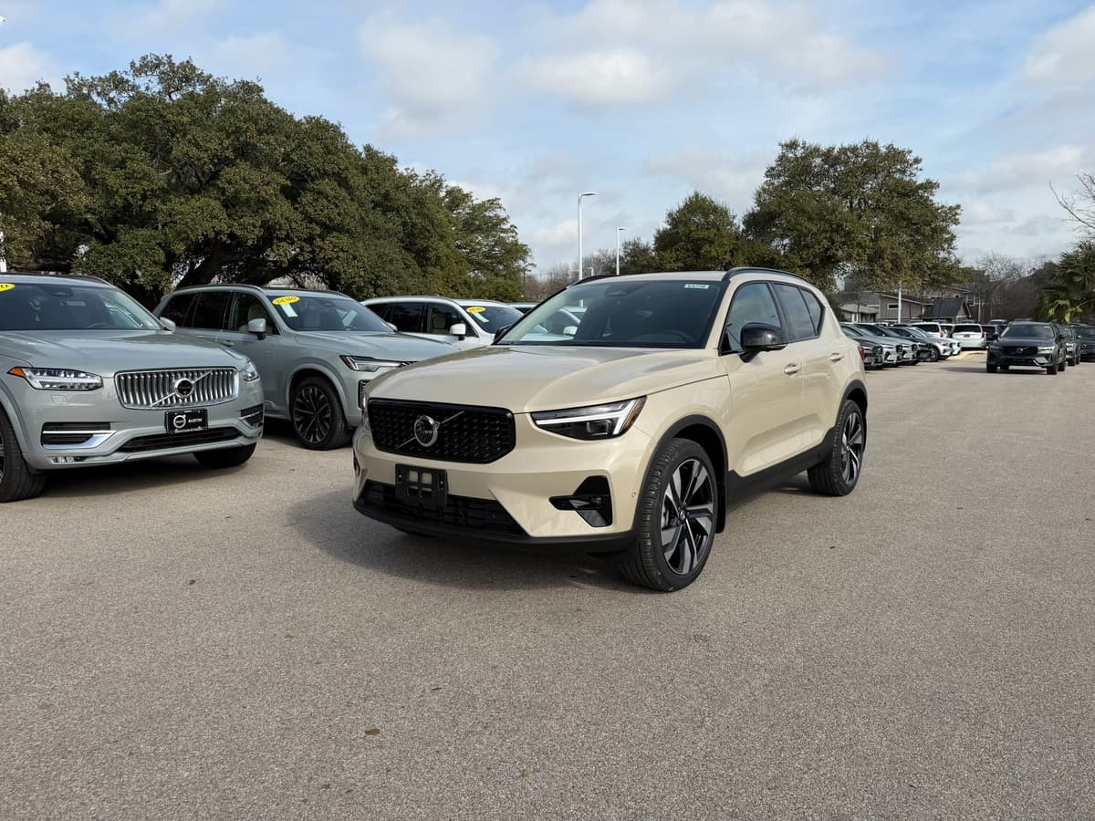 2026 Volvo XC40 - Image 2