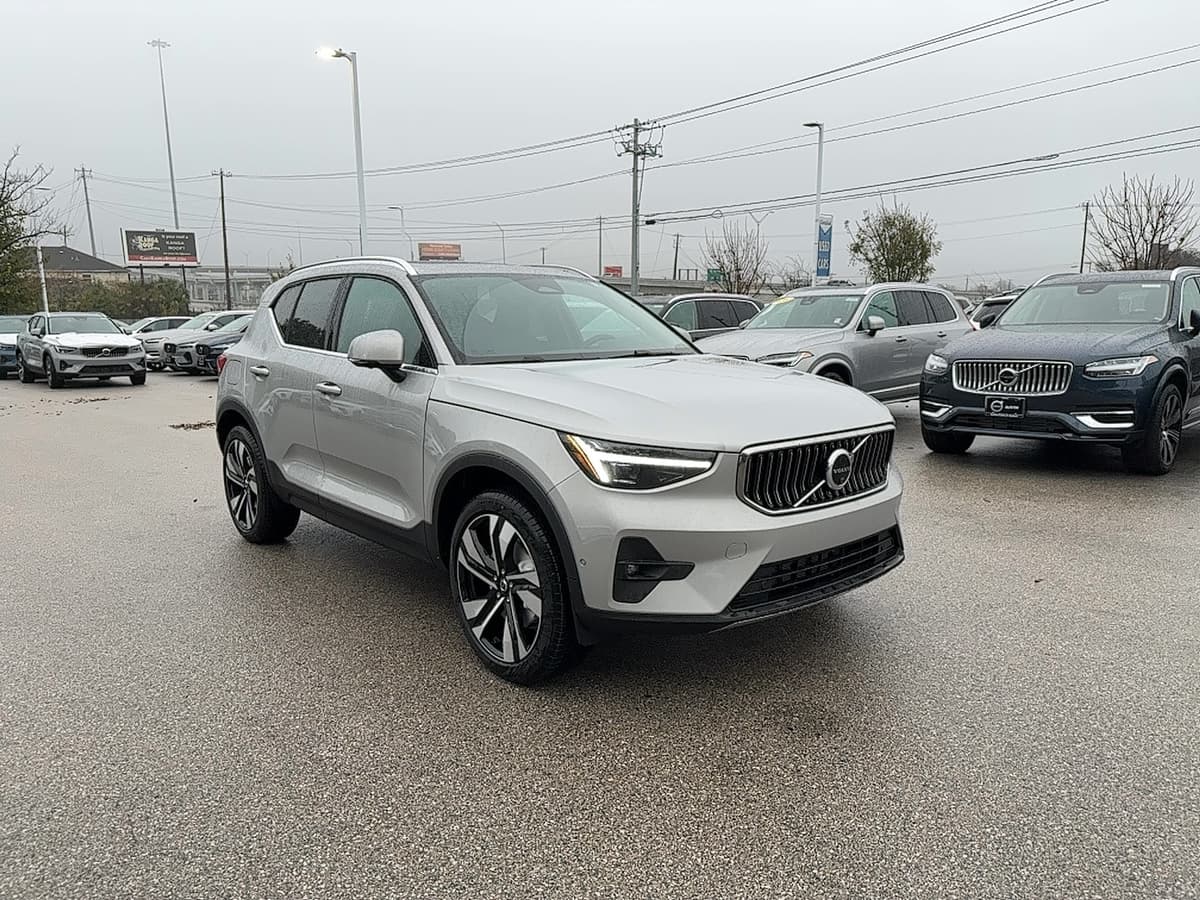 2025 Volvo XC40 - Image 8