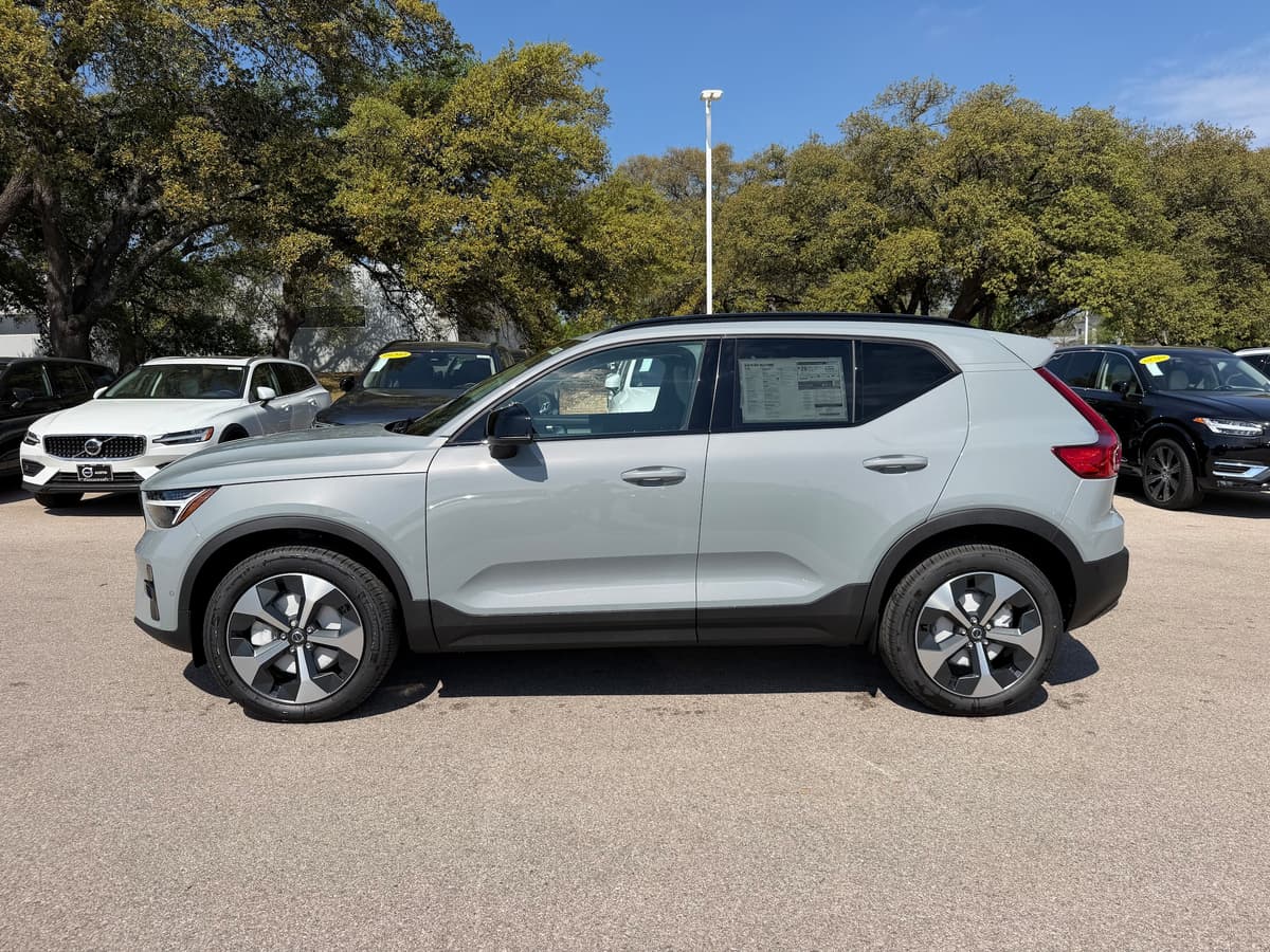 2026 Volvo XC40 - Image 3