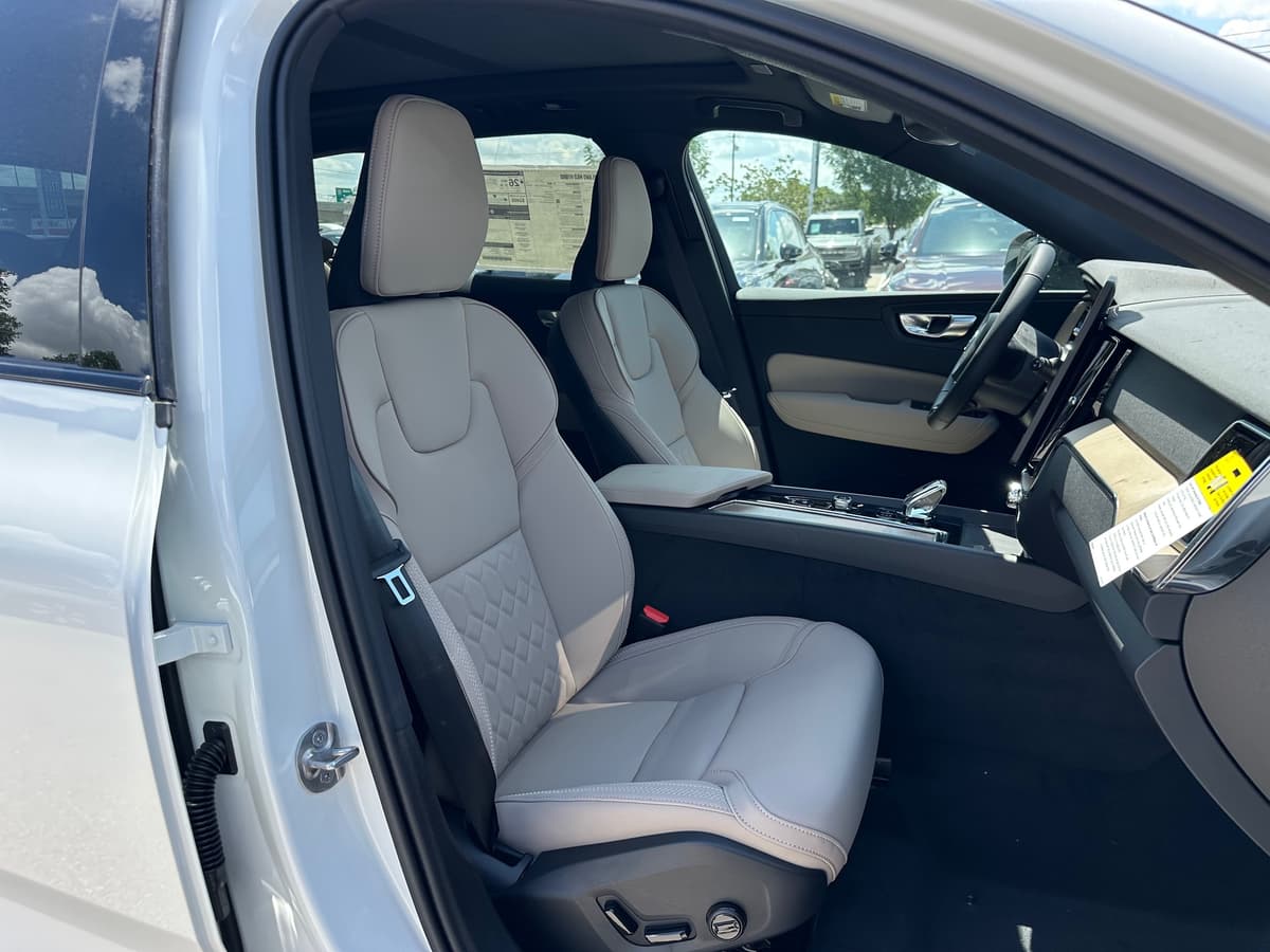 2026 Volvo XC60 - Image 8