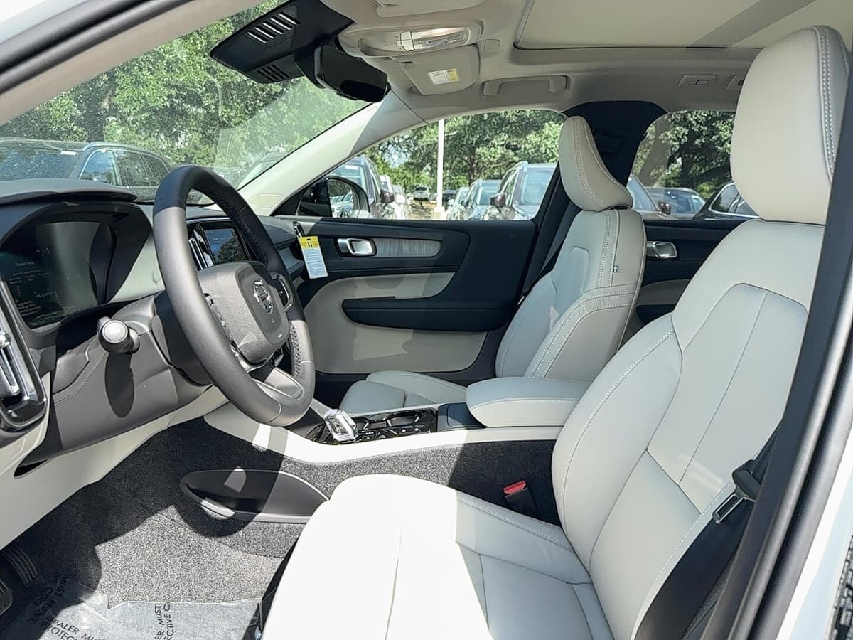 2026 Volvo XC40 - Image 13