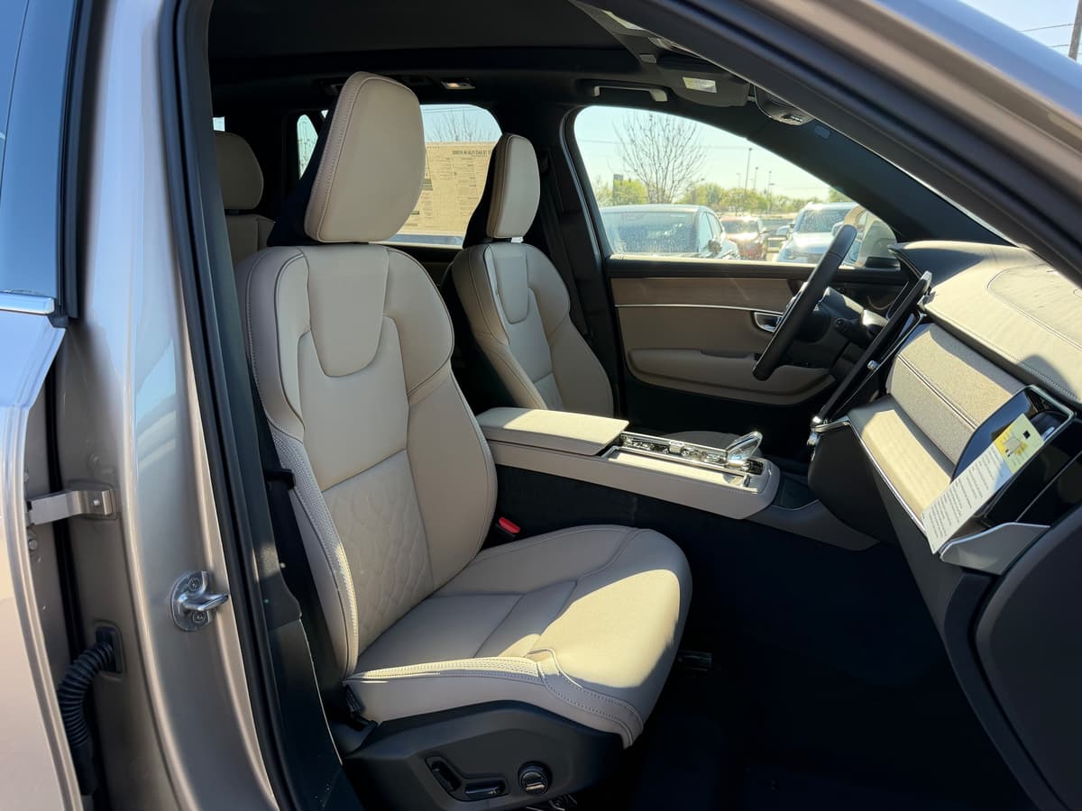 2026 Volvo XC90 plug-in hybrid - Image 8