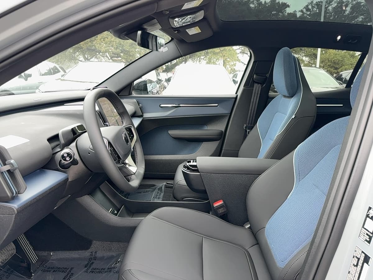 2026 Volvo EX30 - Image 12