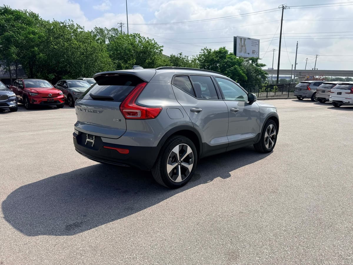 2026 Volvo XC40 - Image 5