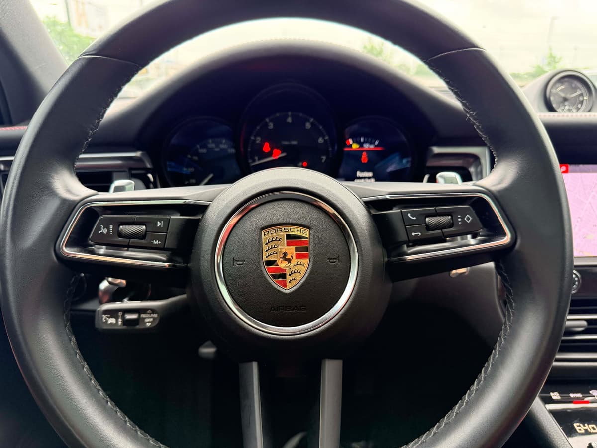 2023 Porsche Macan - Image 18