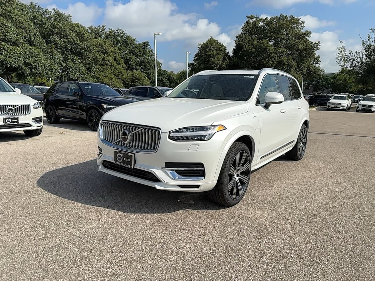 2025 Volvo XC90 plug-in hybrid - Image 2