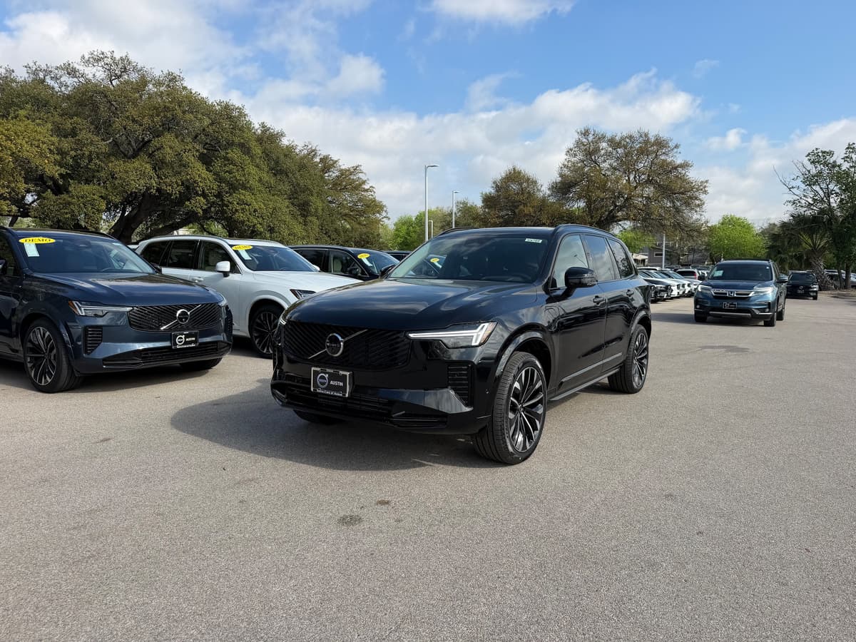 2026 Volvo XC90 plug-in hybrid - Image 2