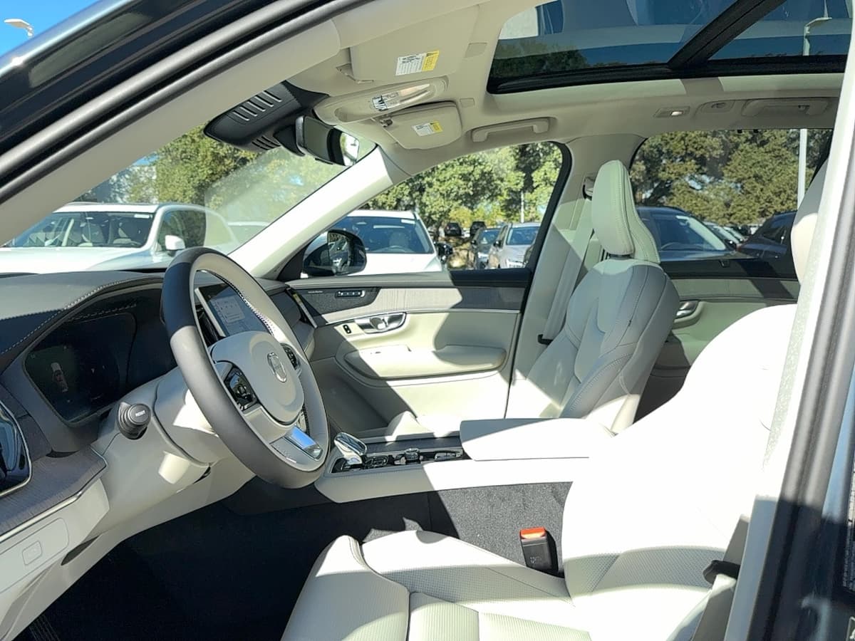 2026 Volvo XC90 - Image 13