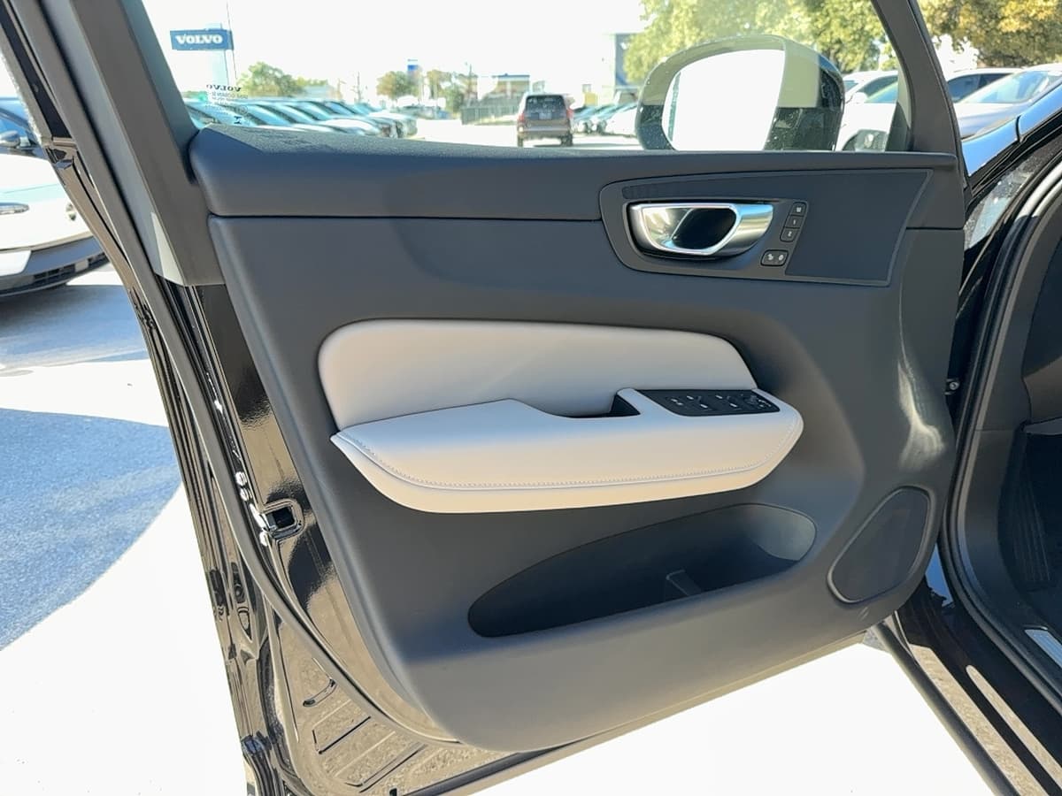 2026 Volvo XC60 - Image 10