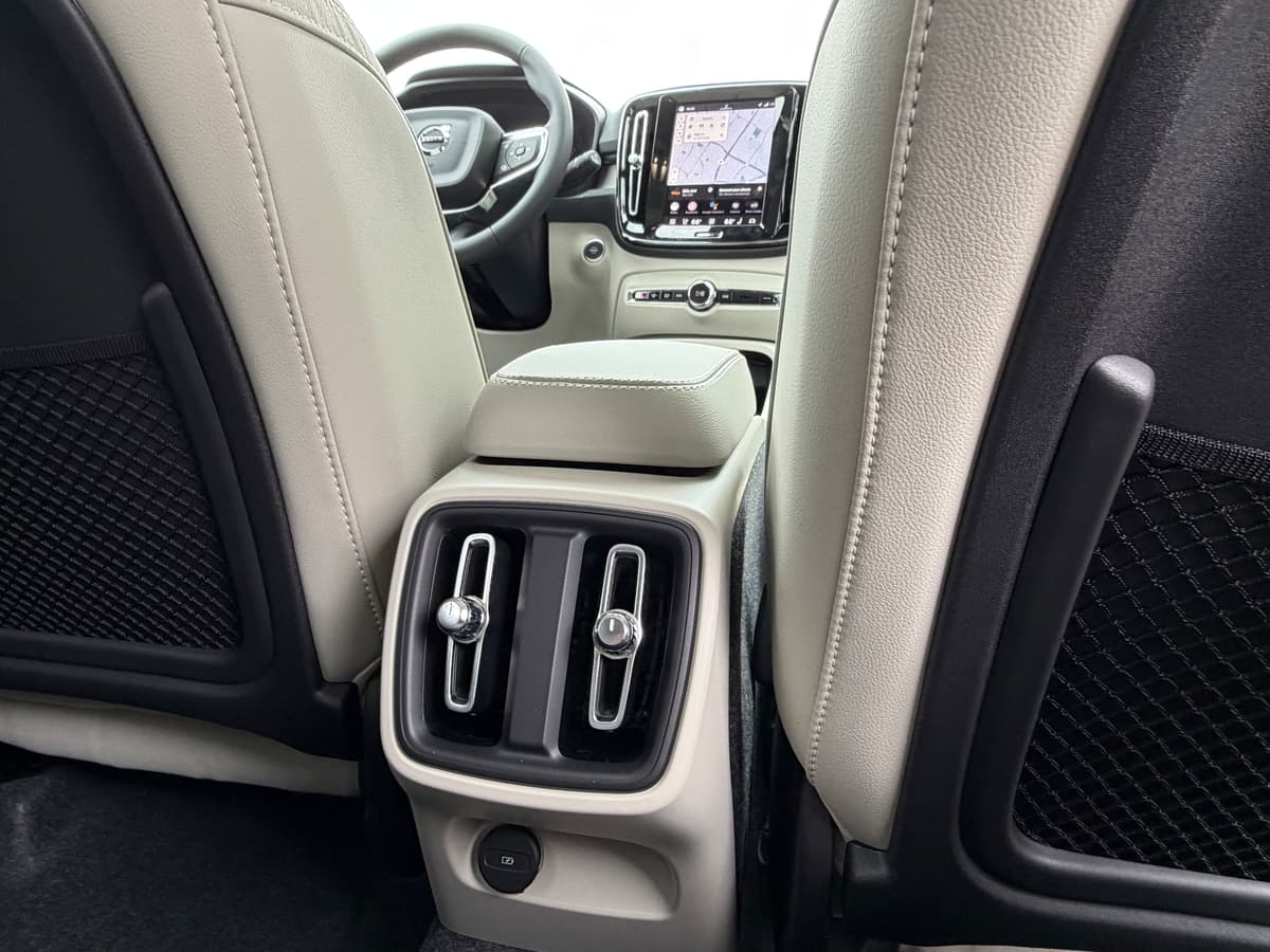 2026 Volvo XC40 - Image 11
