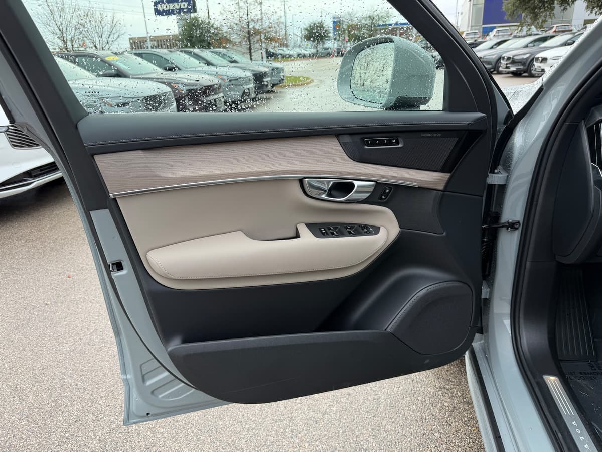 2026 Volvo XC90 plug-in hybrid - Image 18