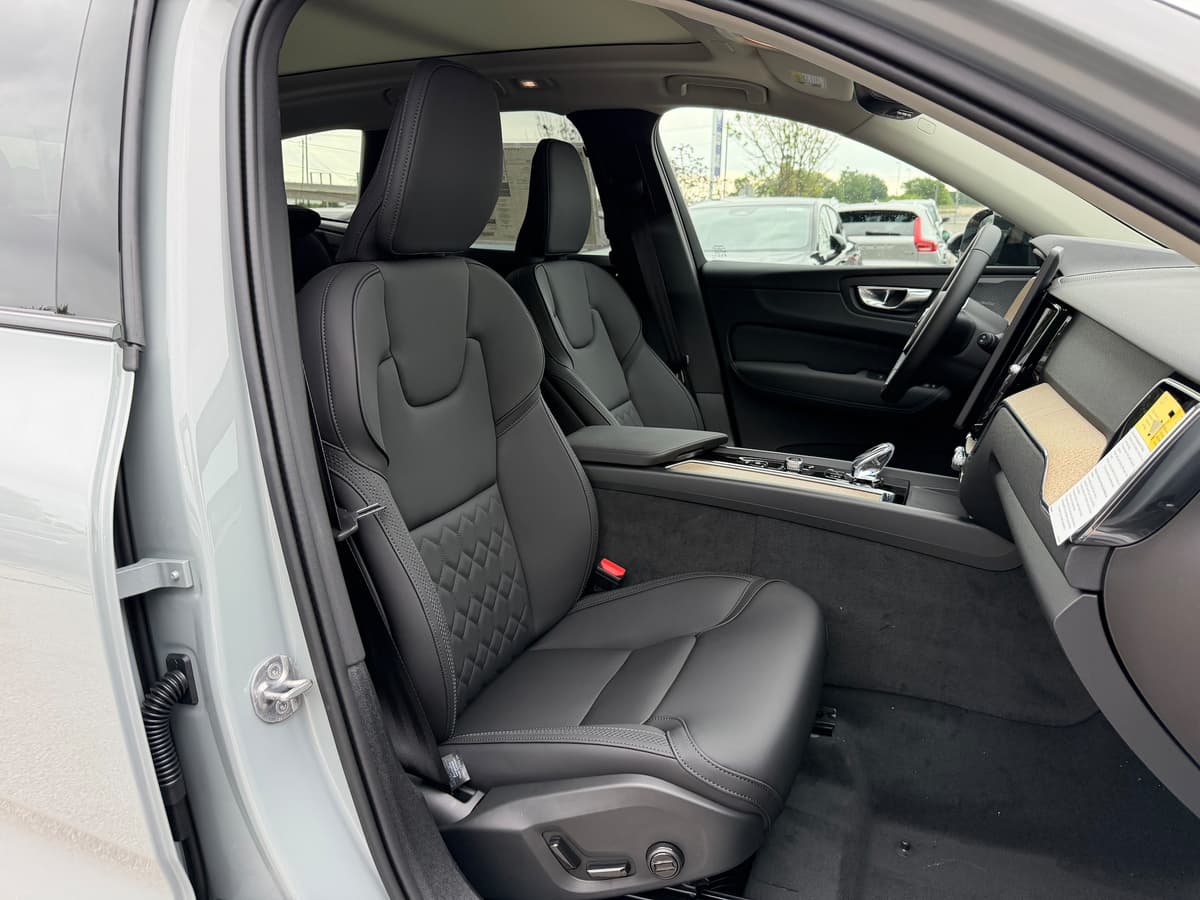 2026 Volvo XC60 - Image 8