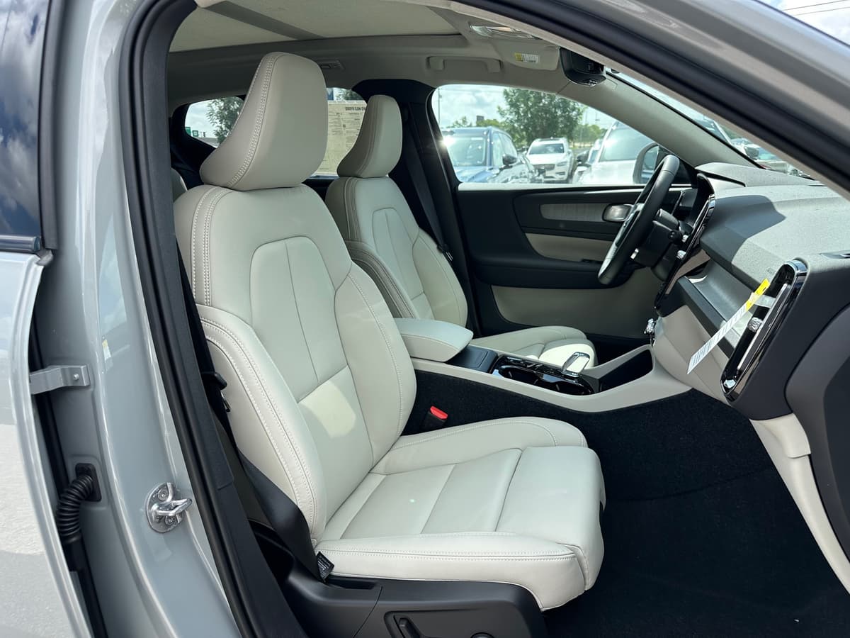 2026 Volvo XC40 - Image 8