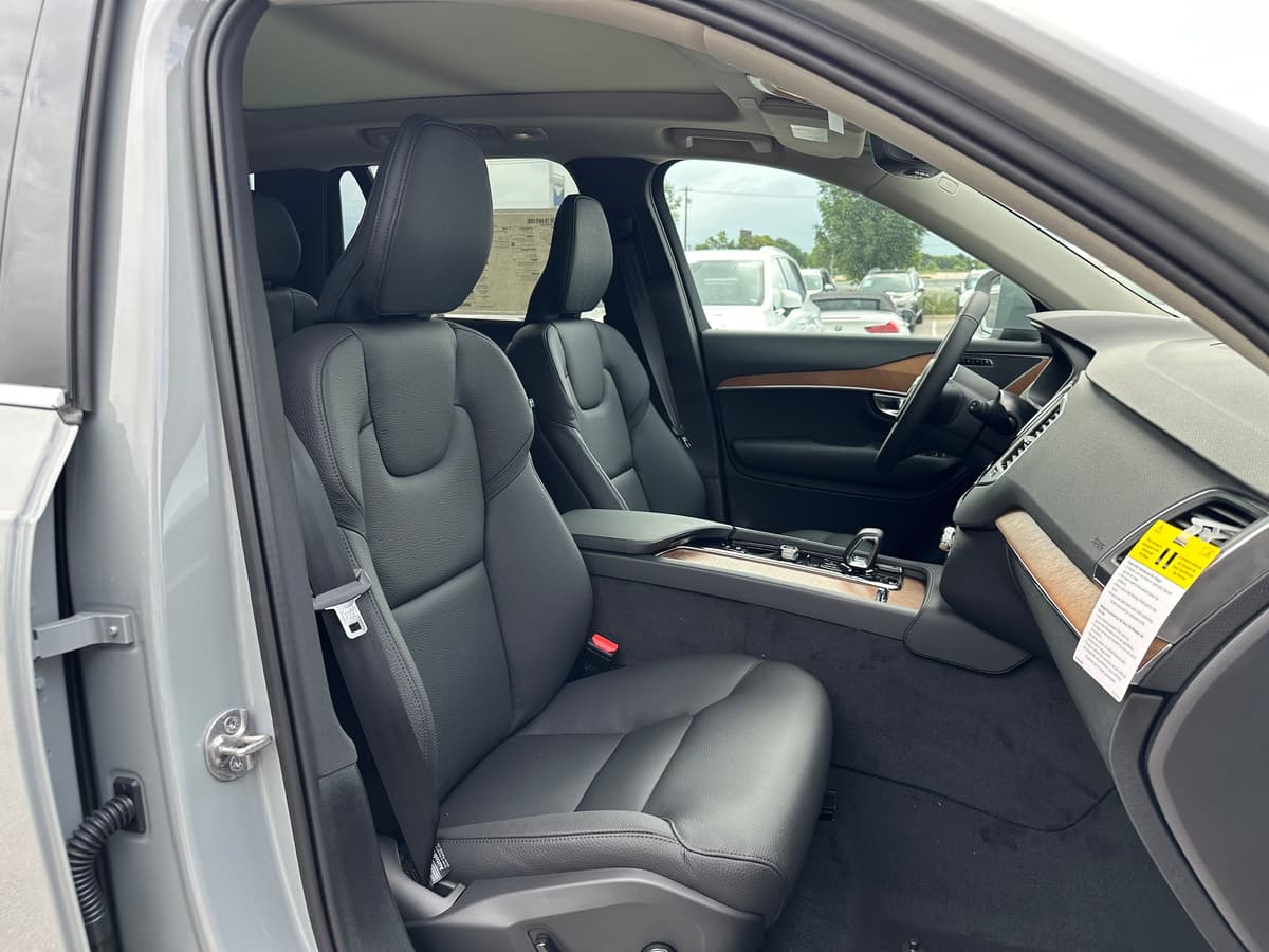 2025 Volvo XC90 plug-in hybrid - Image 8