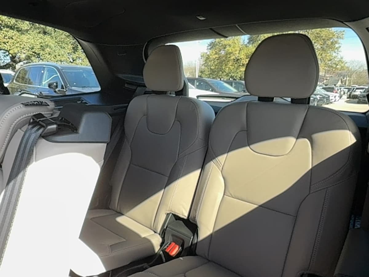 2026 Volvo XC90 plug-in hybrid - Image 16