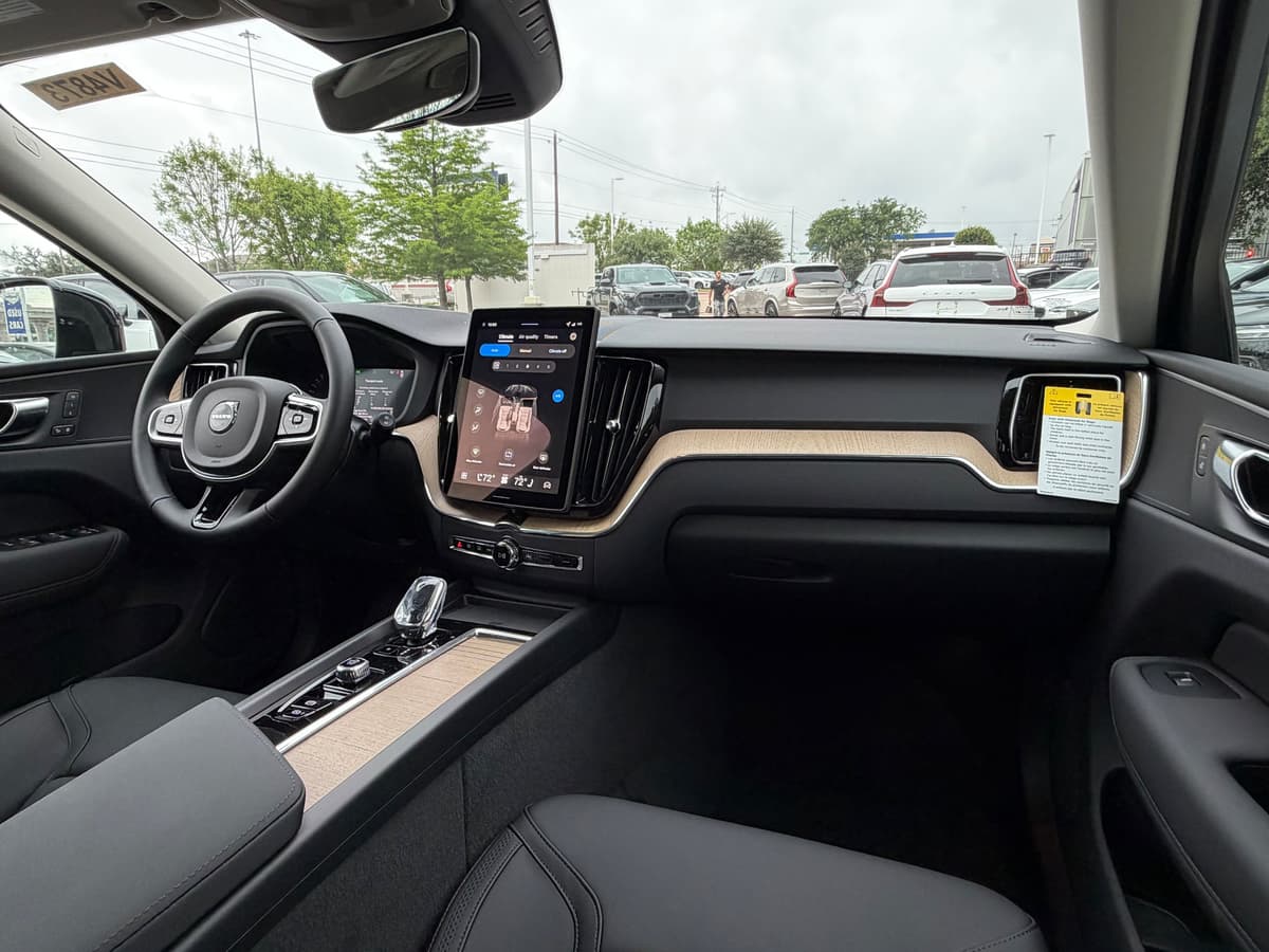 2026 Volvo XC60 - Image 10