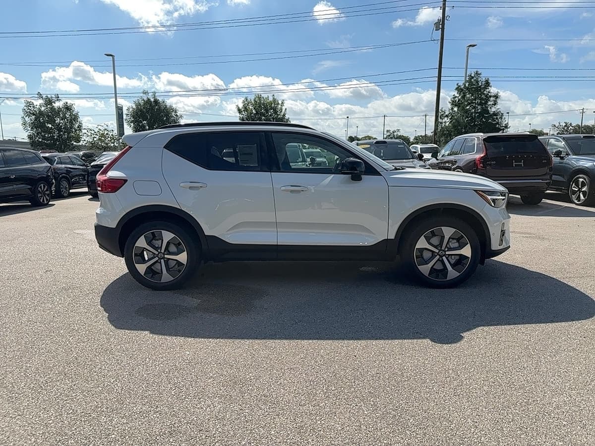2026 Volvo XC40 - Image 8