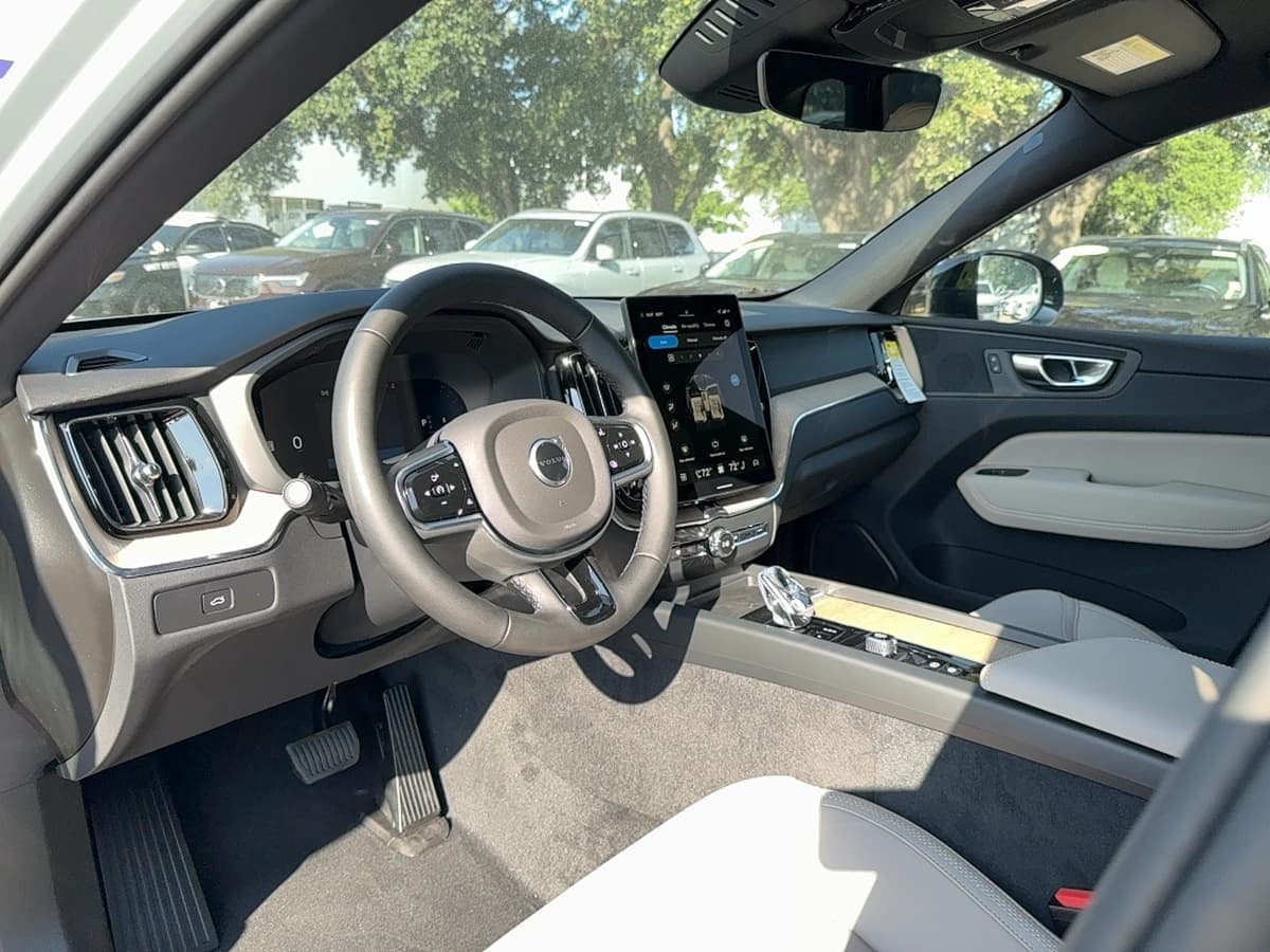 2026 Volvo XC60 - Image 13