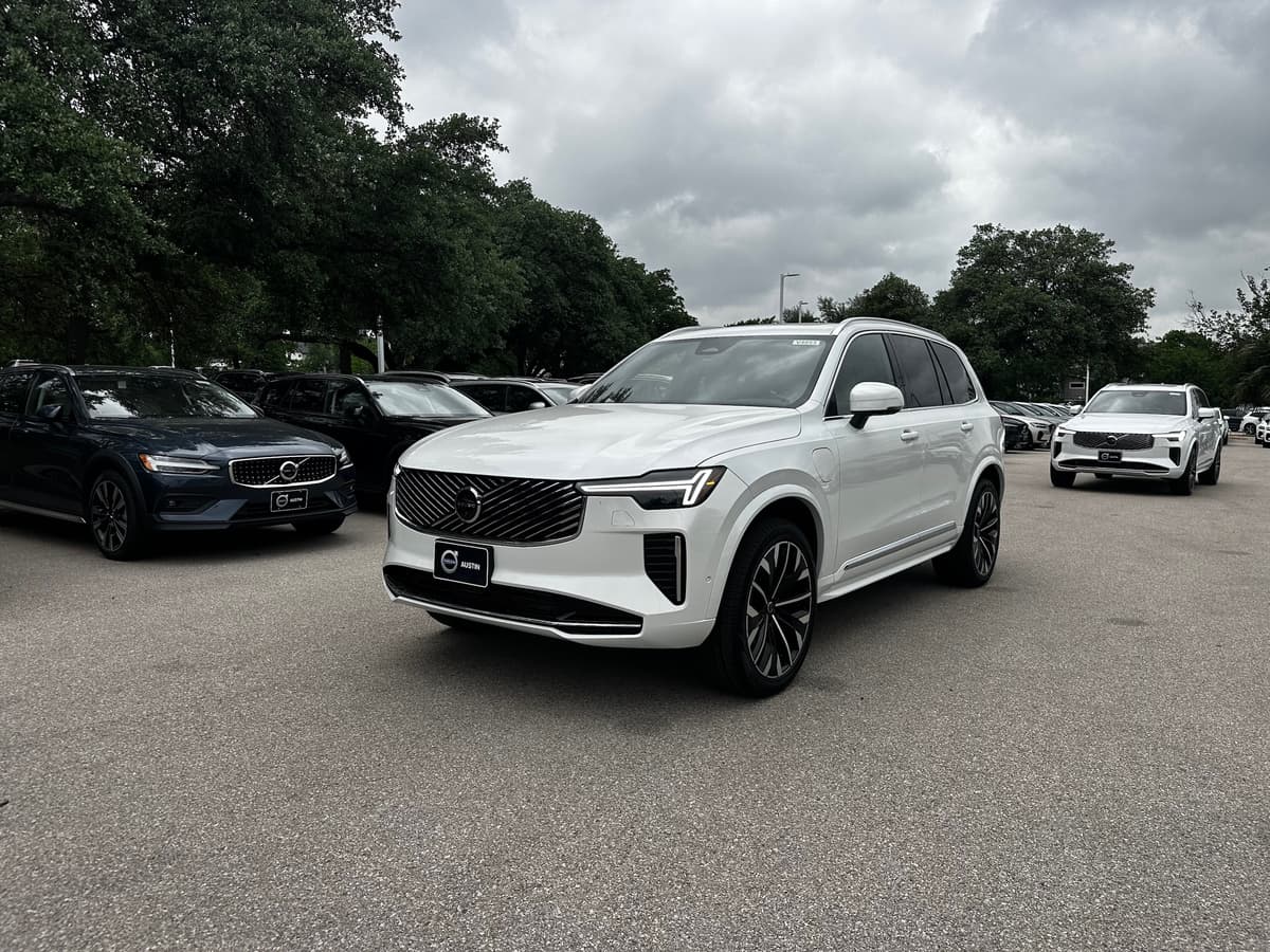 2025 Volvo XC90 plug-in hybrid - Image 2