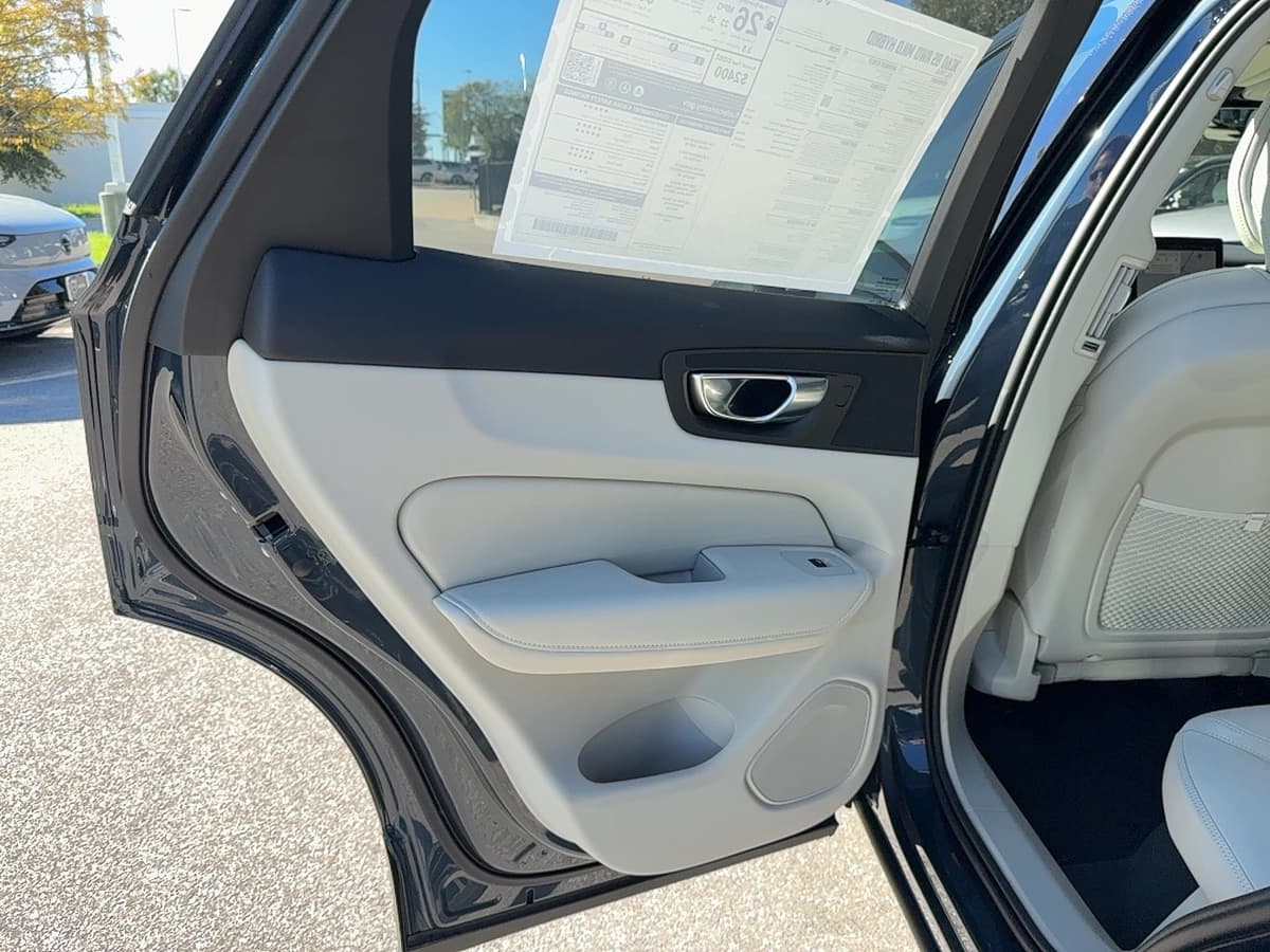 2026 Volvo XC60 - Image 14