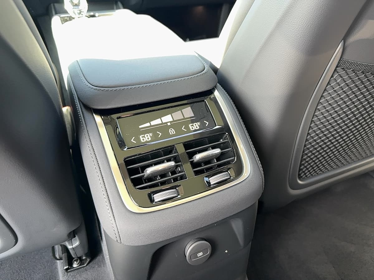 2025 Volvo XC90 plug-in hybrid - Image 16