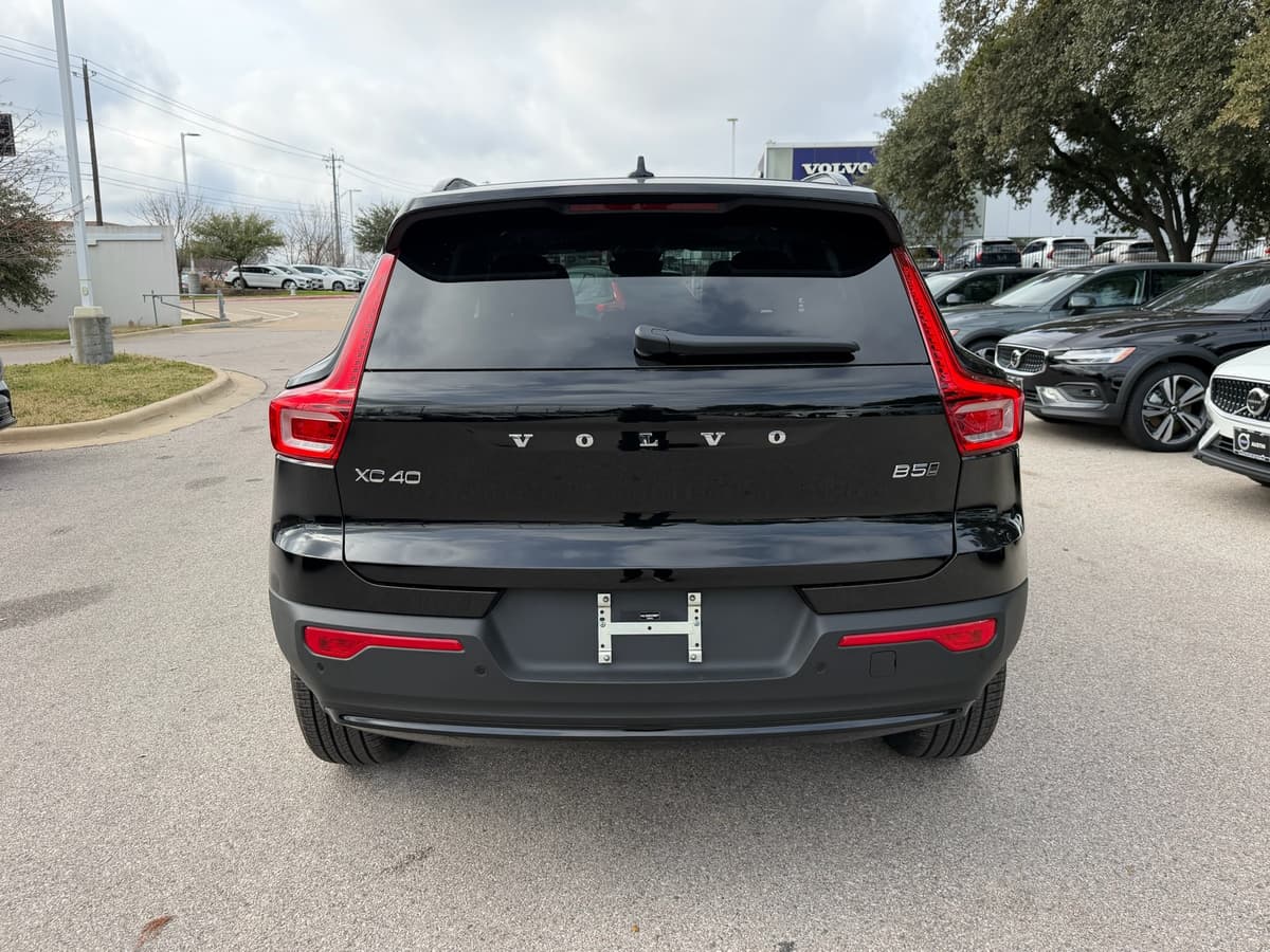 2026 Volvo XC40 - Image 5