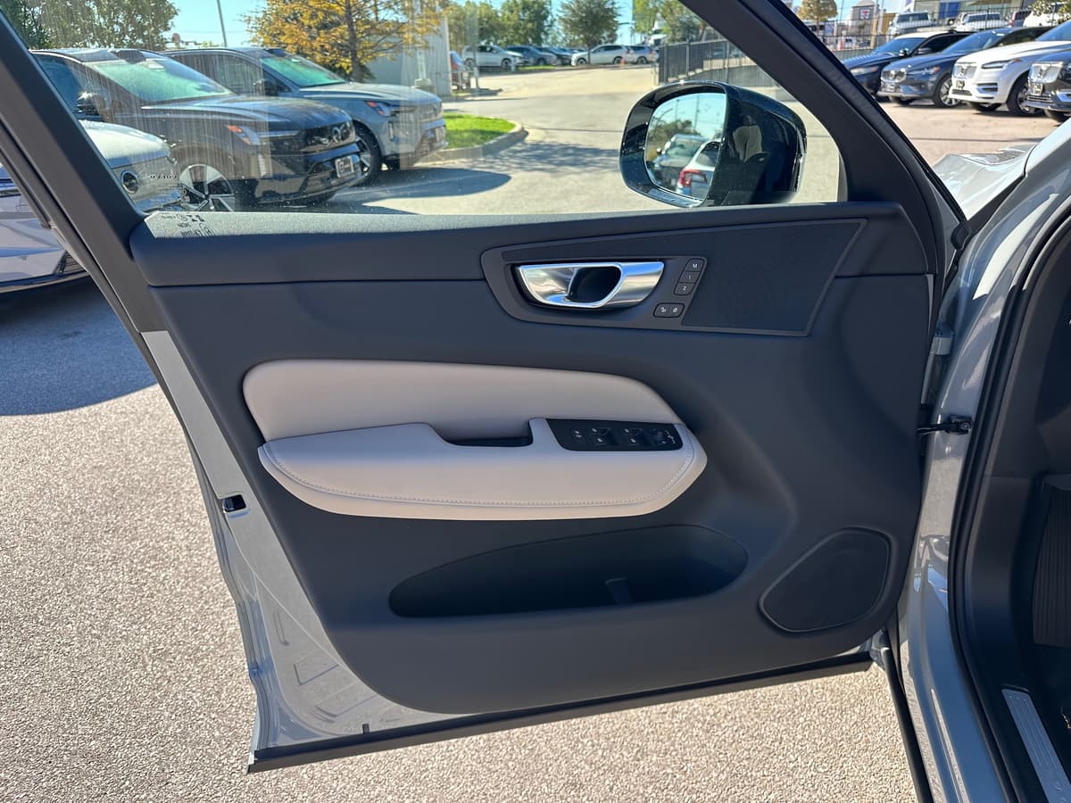 2026 Volvo XC60 - Image 16