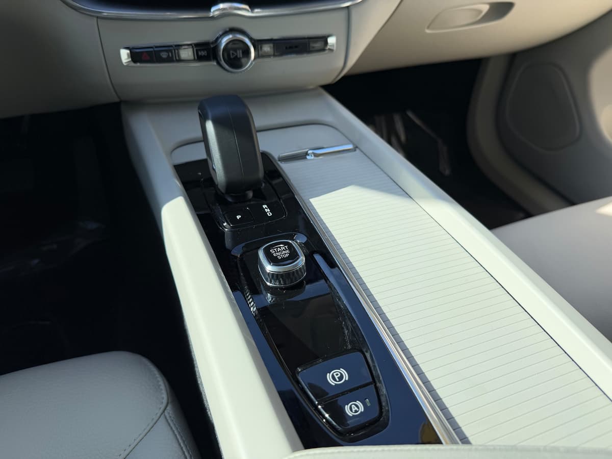 2025 Volvo XC60 plug-in hybrid - Image 13