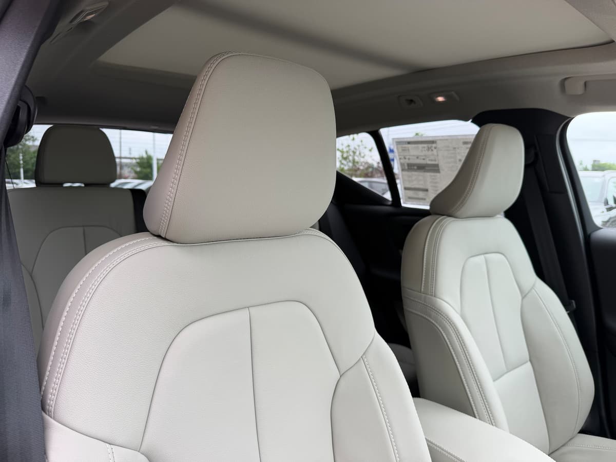 2026 Volvo XC40 - Image 8